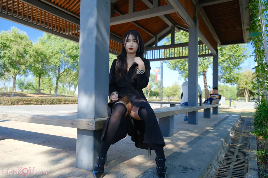 [Private Photoshoot] 小泽: 黑丝御姐 户外露出 (1201 photos + 2 videos)