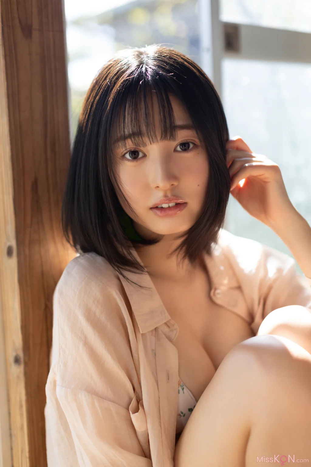 [JP] Miu Shirahama (白濱美兎): FRIDAYデジタル写真集 ぎゅってして ｖｏｌ．２ ちょっとオトナな１００ページ豪華版 (101 photos)