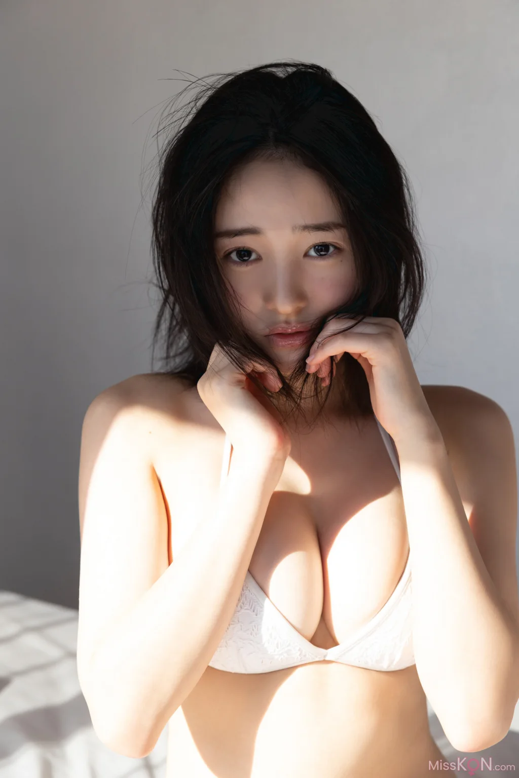 [JP] Miu Shirahama (白濱美兎): FRIDAYデジタル写真集 ぎゅってして ｖｏｌ．２ ちょっとオトナな１００ページ豪華版 (101 photos) – Page 3