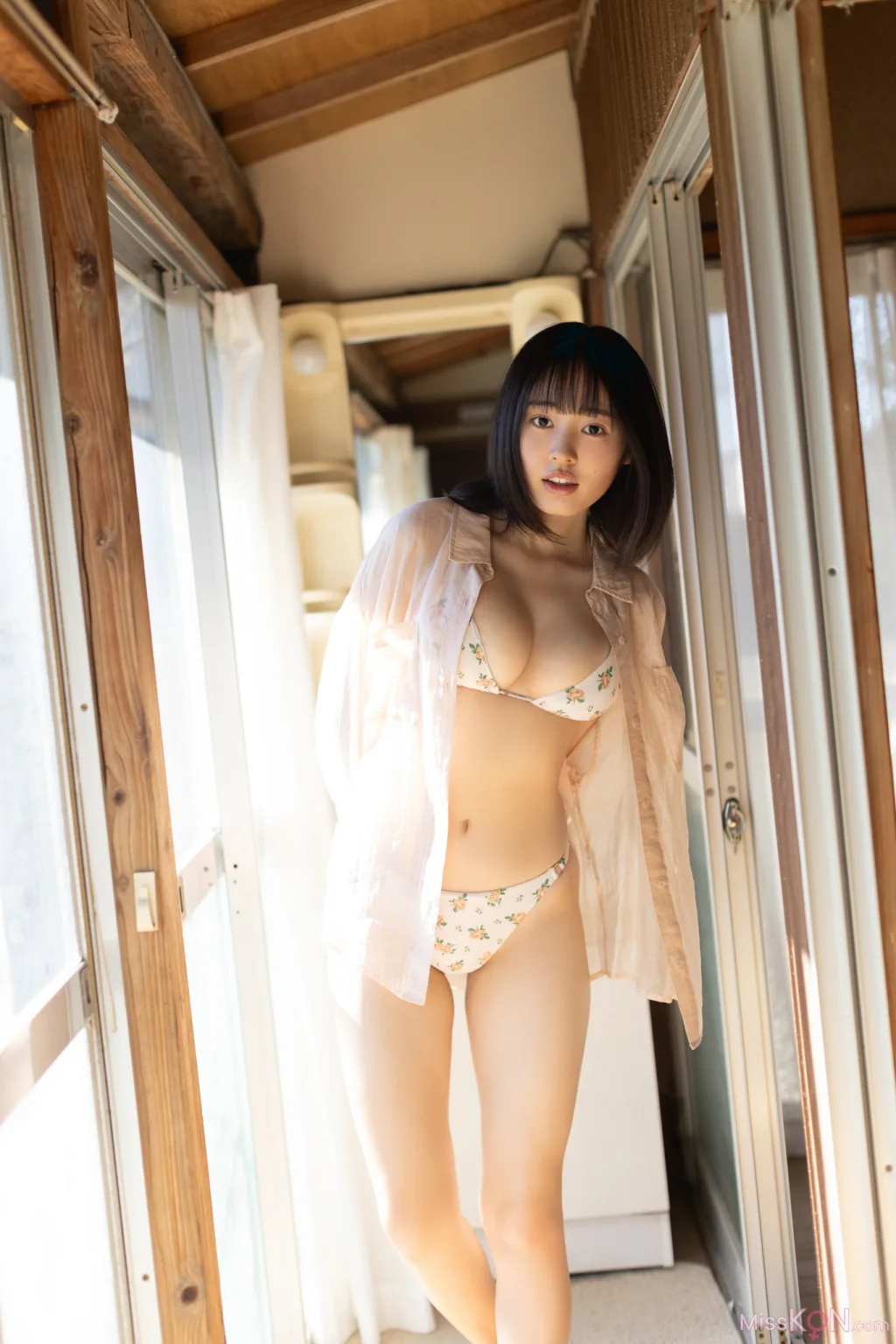 [JP] Miu Shirahama (白濱美兎): FRIDAYデジタル写真集 ぎゅってして ｖｏｌ．２ ちょっとオトナな１００ページ豪華版 (101 photos) – Page 3
