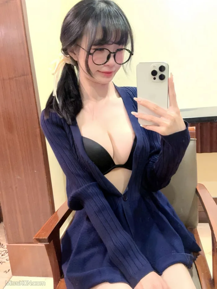 米妮mini: 顶级白虎萝莉 520门槛福利 (191 photos)