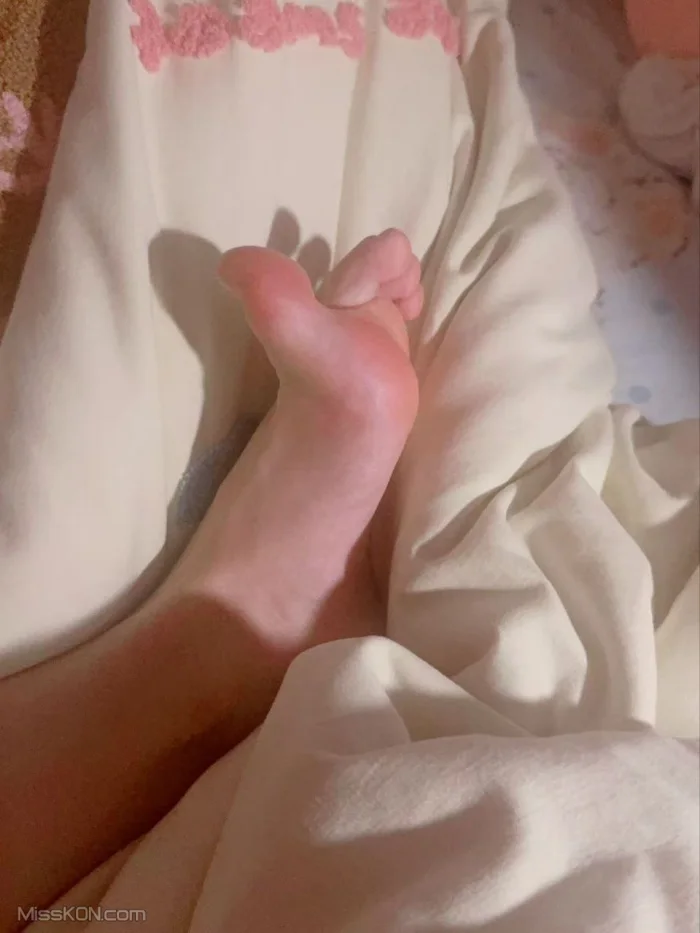 米妮mini: 顶级白虎萝莉 520门槛福利 (191 photos) – Page 4