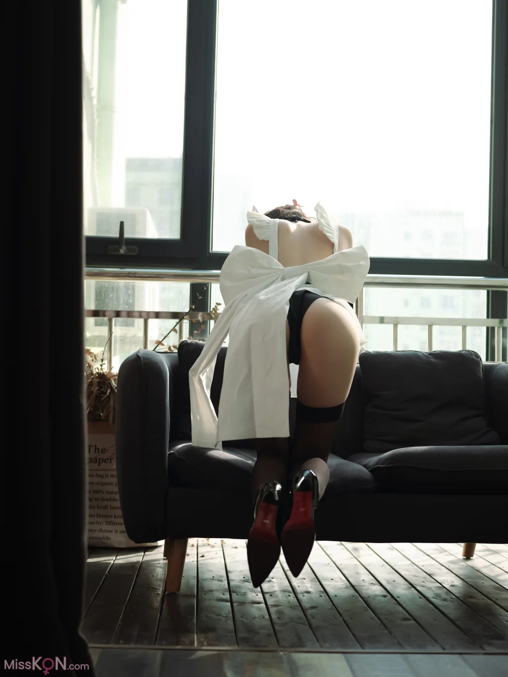 Coser@一米八的大梨子: 吊带袜女仆 (13 photos)
