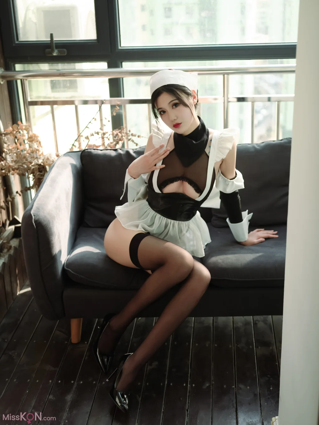 Coser@一米八的大梨子: 吊带袜女仆 (13 photos)