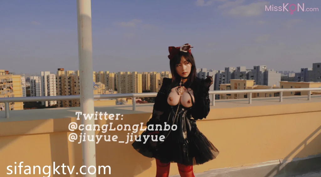 酒月: 巨乳女神WisdomZ 私拍甄选 (544 photos + 8 videos)