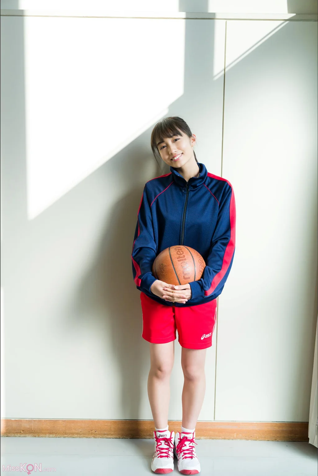 [JP] Hikari Kuroki (黒木ひかり): 神的美少女 スピサン グラビアフォトブック (42 photos)