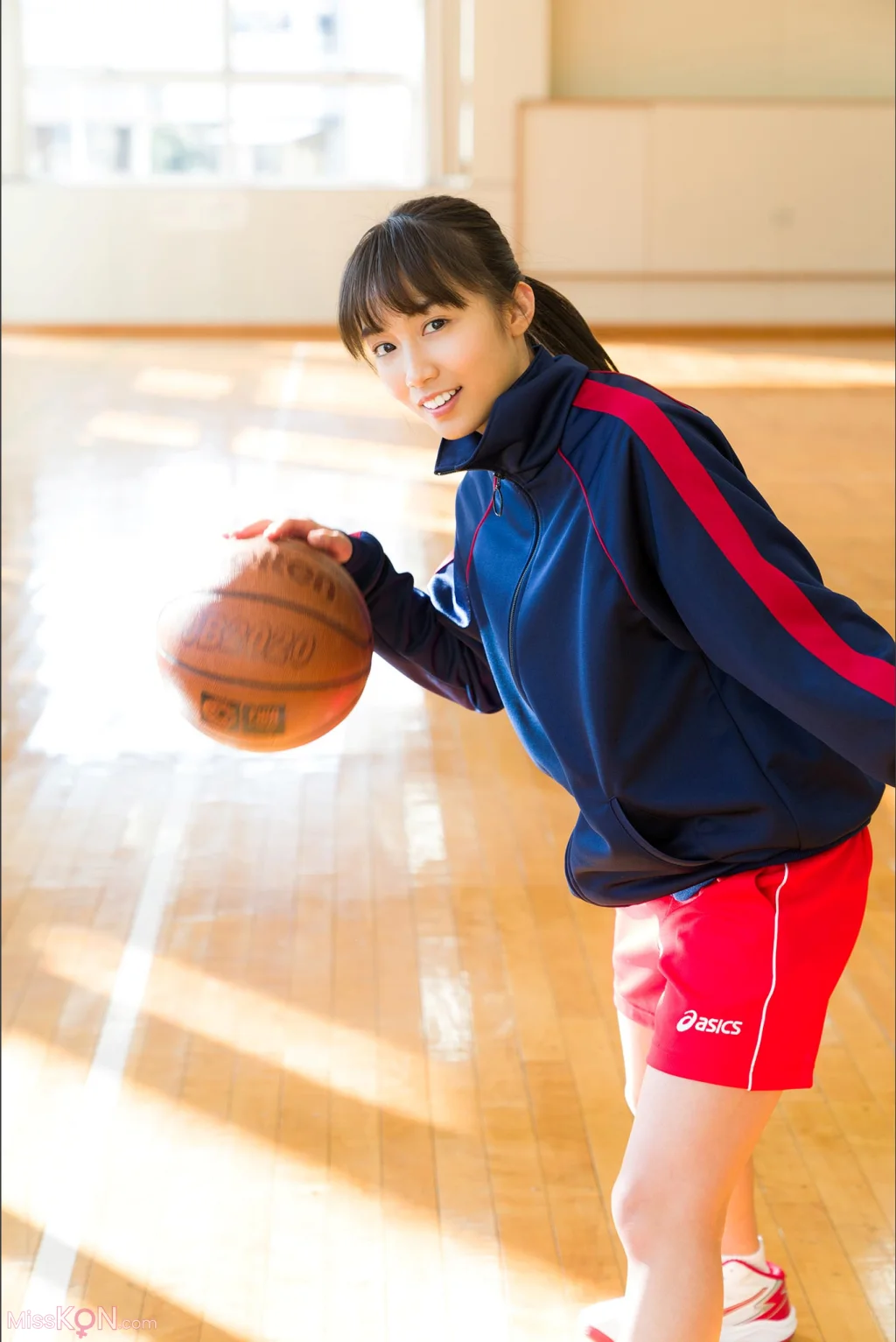 [JP] Hikari Kuroki (黒木ひかり): 神的美少女 スピサン グラビアフォトブック (42 photos)