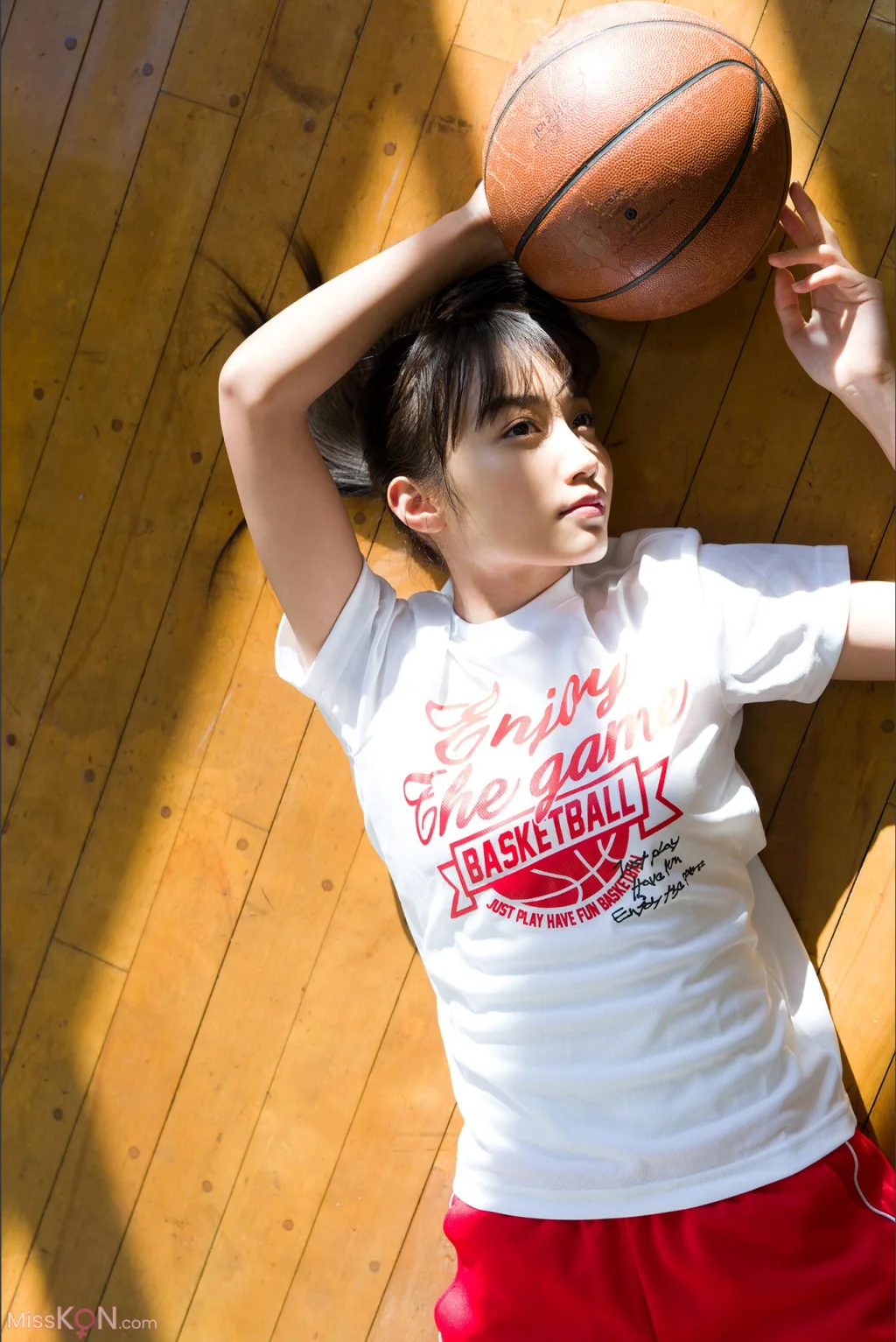 [JP] Hikari Kuroki (黒木ひかり): 神的美少女 スピサン グラビアフォトブック (42 photos)