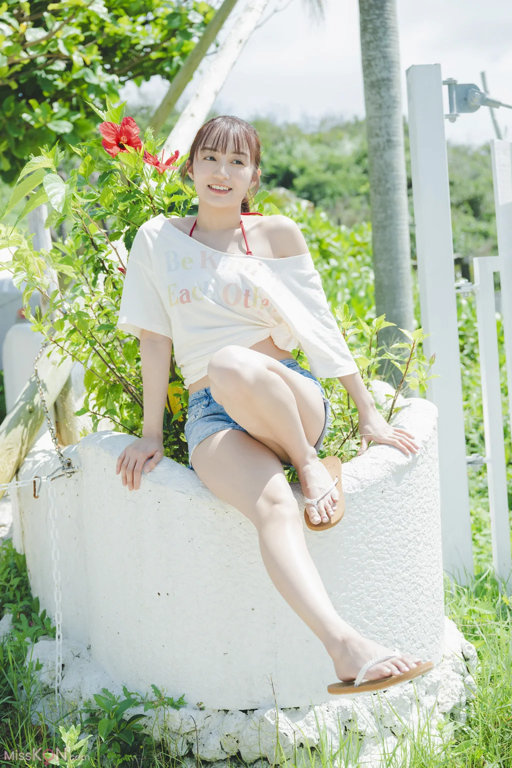 [JP] Hikari Kuroki (黒木ひかり): 漫画アクションデジタル写真集 「たまには海辺で」 (45 photos)