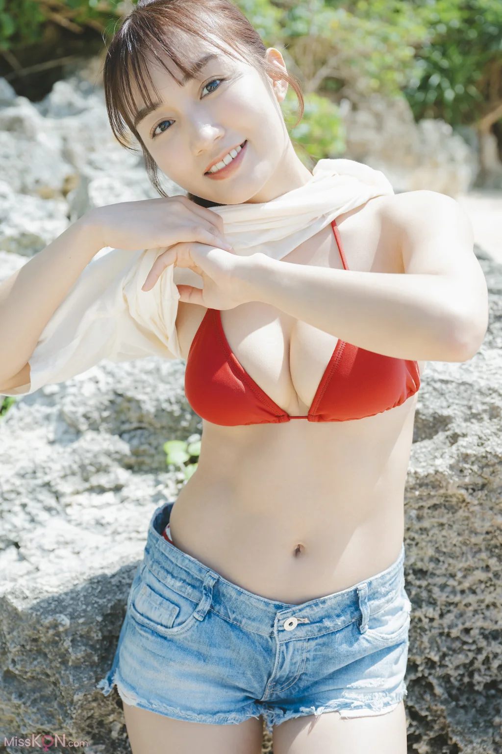 [JP] Hikari Kuroki (黒木ひかり): 漫画アクションデジタル写真集 「たまには海辺で」 (45 photos)