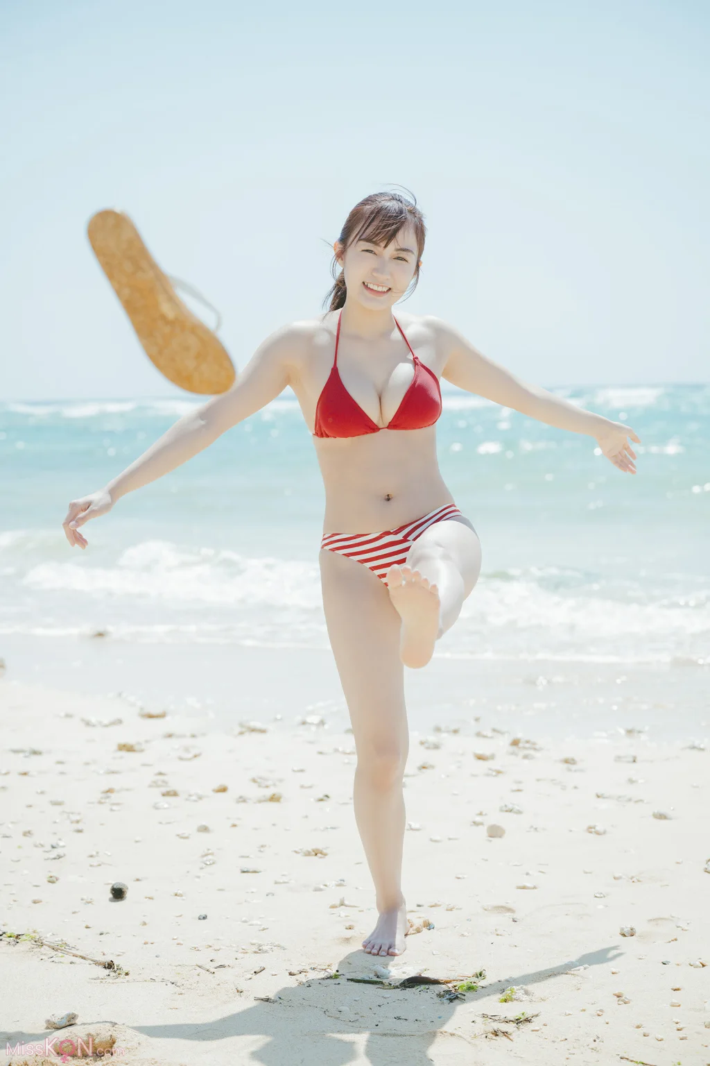 [JP] Hikari Kuroki (黒木ひかり): 漫画アクションデジタル写真集 「たまには海辺で」 (45 photos) – Page 2