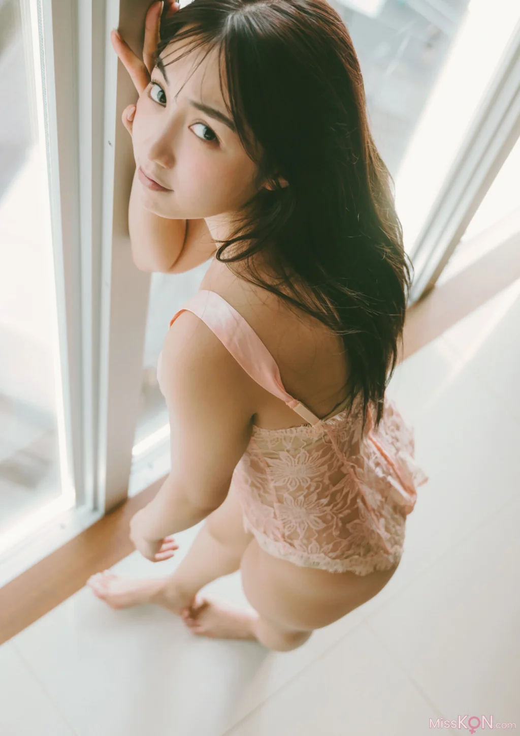 [JP] Hikari Kuroki (黒木ひかり): BRODYデジタル写真集 「Midnight romance」 (71 photos) – Page 4