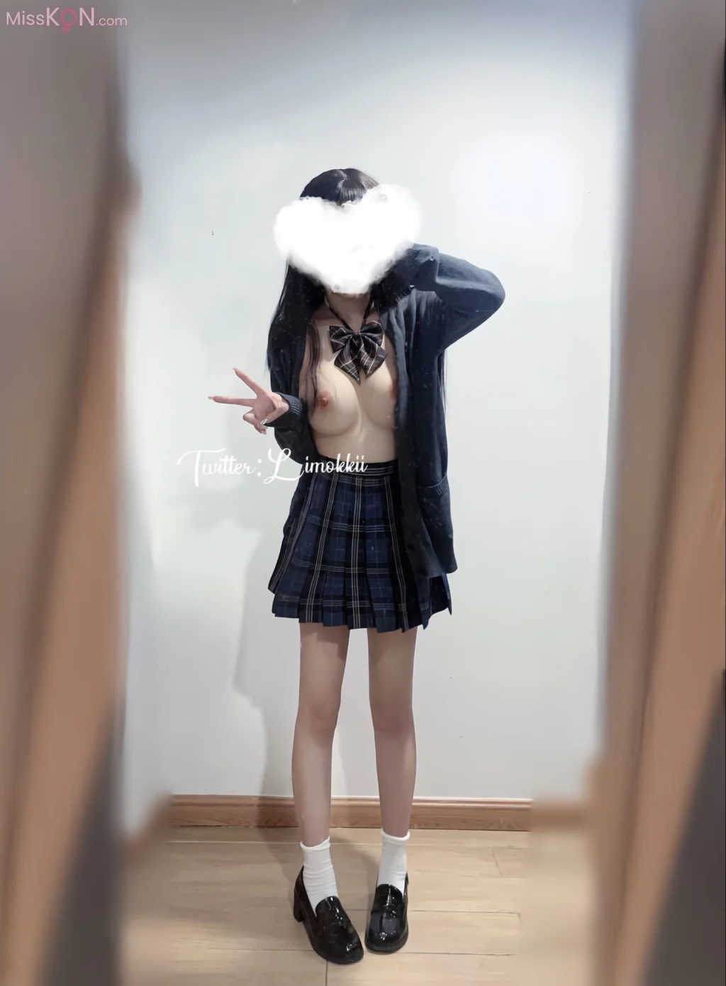 小粥: 软萌白虎甜妹私拍福利 (23 photos + 9 videos)