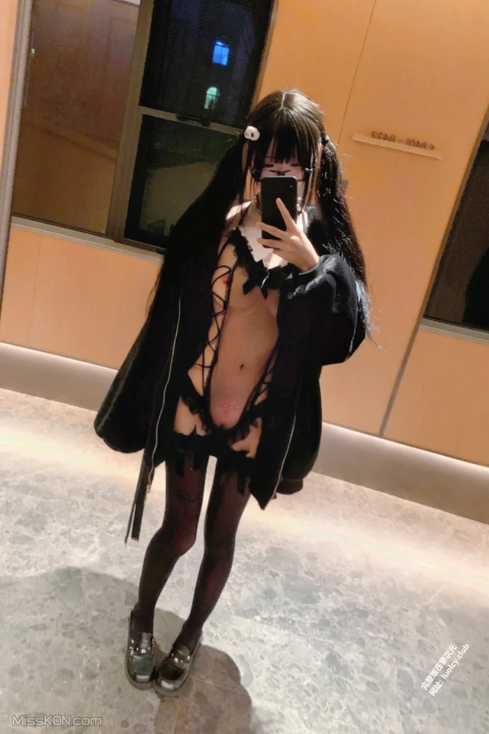 qqcattt1(小月喵): 双马尾白虎萝莉极品福利姬 (297 photos + 34 videos)
