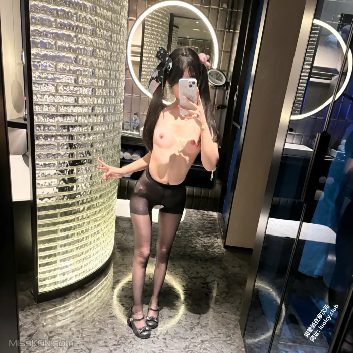qqcattt1(小月喵): 双马尾白虎萝莉极品福利姬 (297 photos + 34 videos) – Page 2