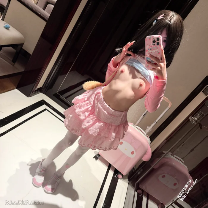 qqcattt1(小月喵): 双马尾白虎萝莉极品福利姬 (297 photos + 34 videos) – Page 4