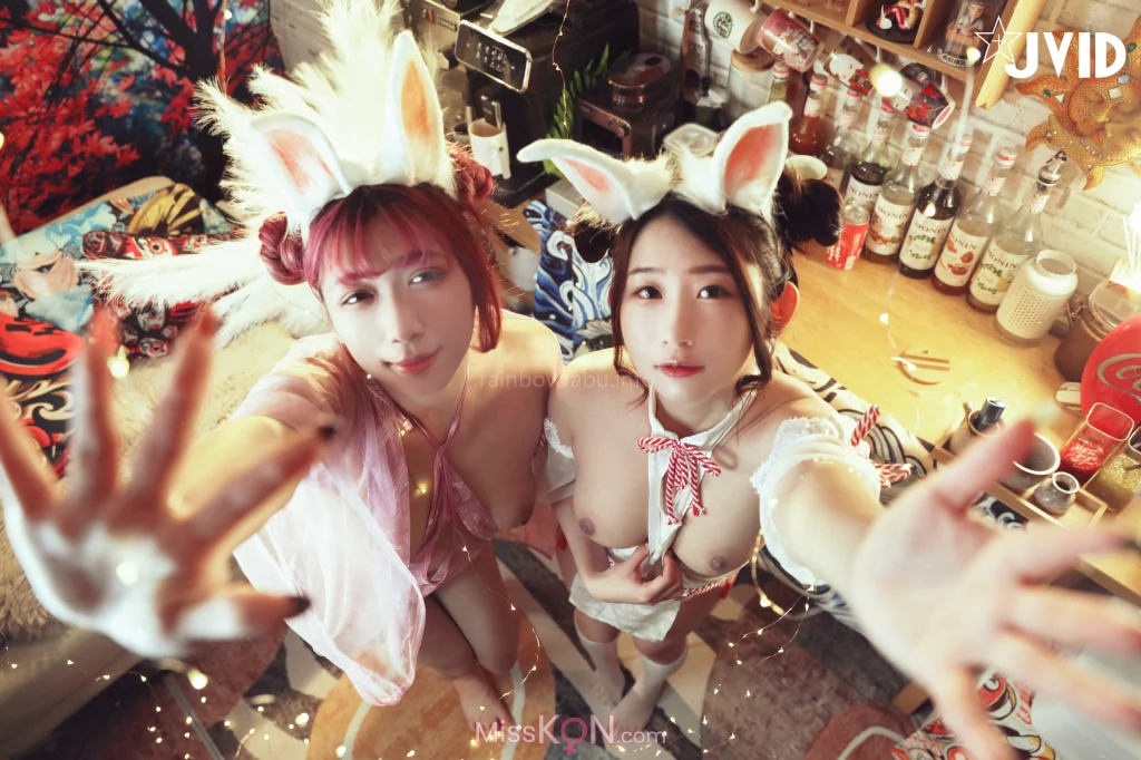[JVID] 肉包Mini & 吳紫欣: 體液兔X淫水兔~色液融合~!! (103 photos + 1 video)
