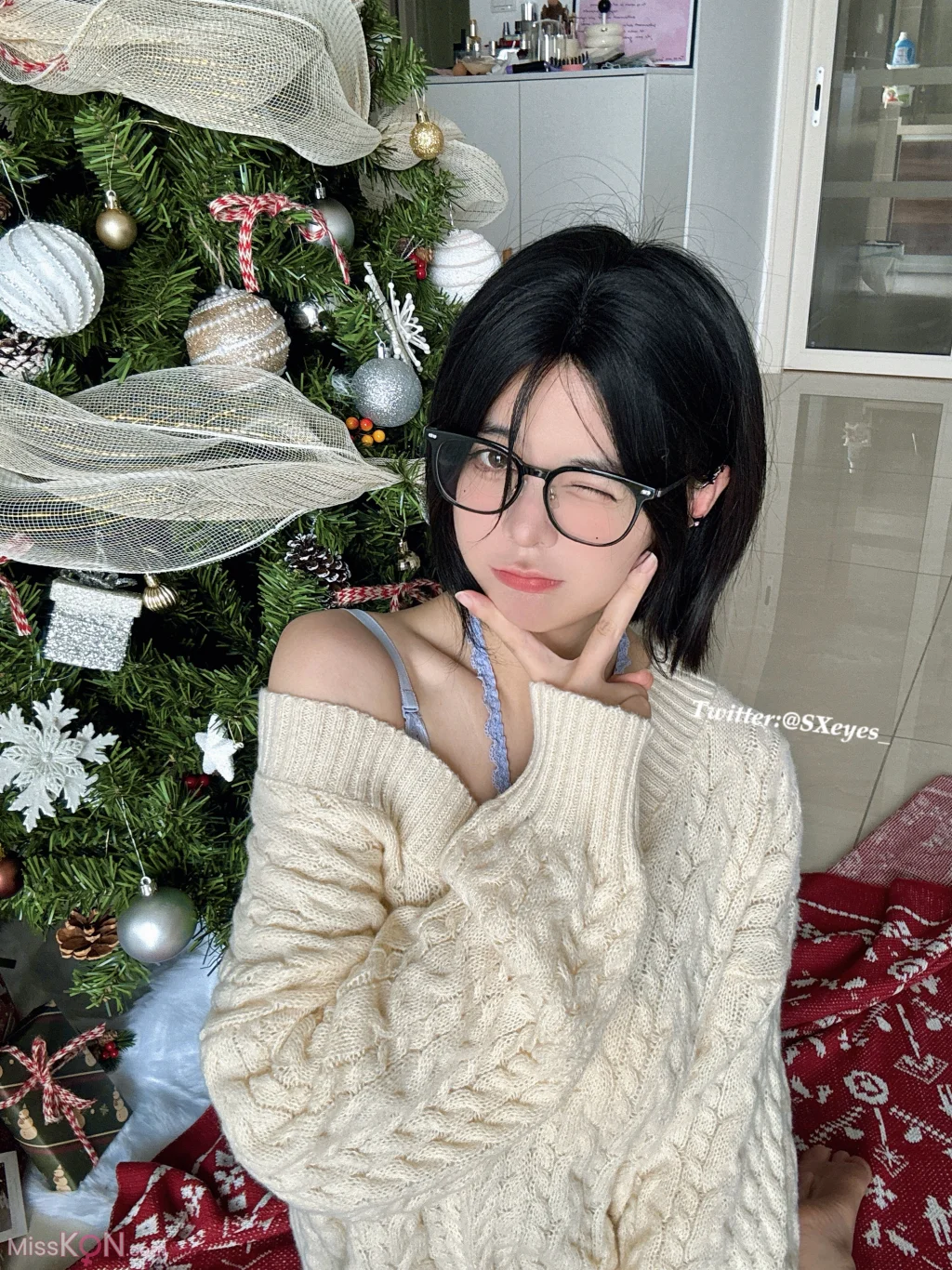 Coser@眼酱大魔王w: Fantia 2023年12月订阅 (28 photos + 1 video)