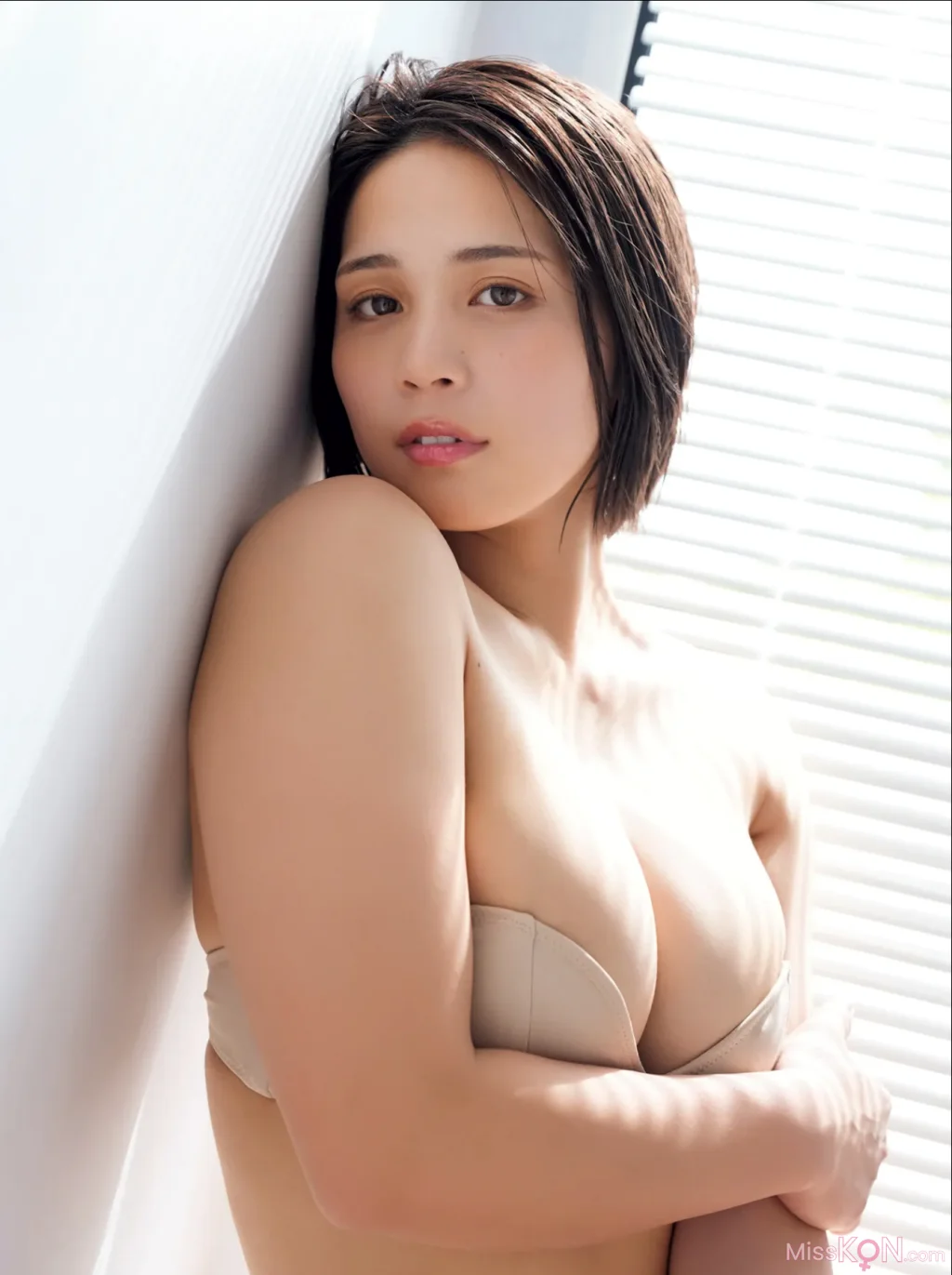 [JP] Miyabi Yamaoka (山岡雅彌): FRIDAY GOLD 見つめていたい (14 photos + 1 video)