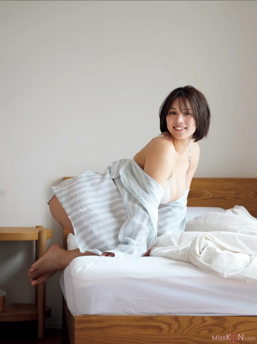 [JP] Miyabi Yamaoka (山岡雅彌): FRIDAY GOLD 見つめていたい (14 photos + 1 video)