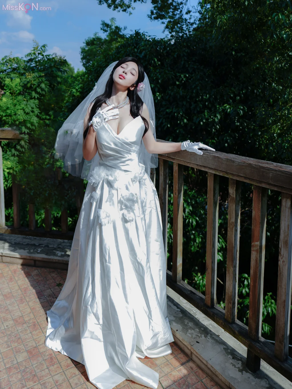 [XR Uncensored] 朱朱molly: R18 秀人网模特 新人首秀 洁白婚纱 (82 photos)