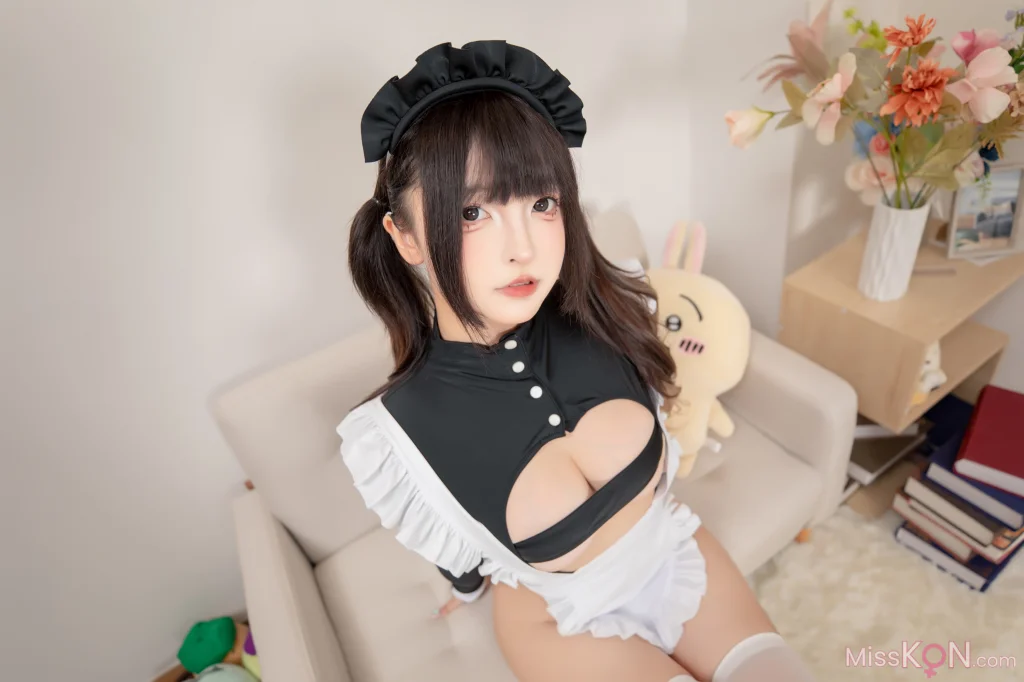 Coser@神楽坂真冬: 巨乳女仆 (75 photos + 2 videos)