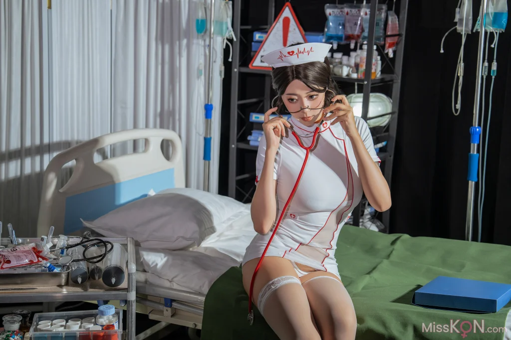 Coser@奈汐酱nice: 心动护士 (80 photos + 1 video)