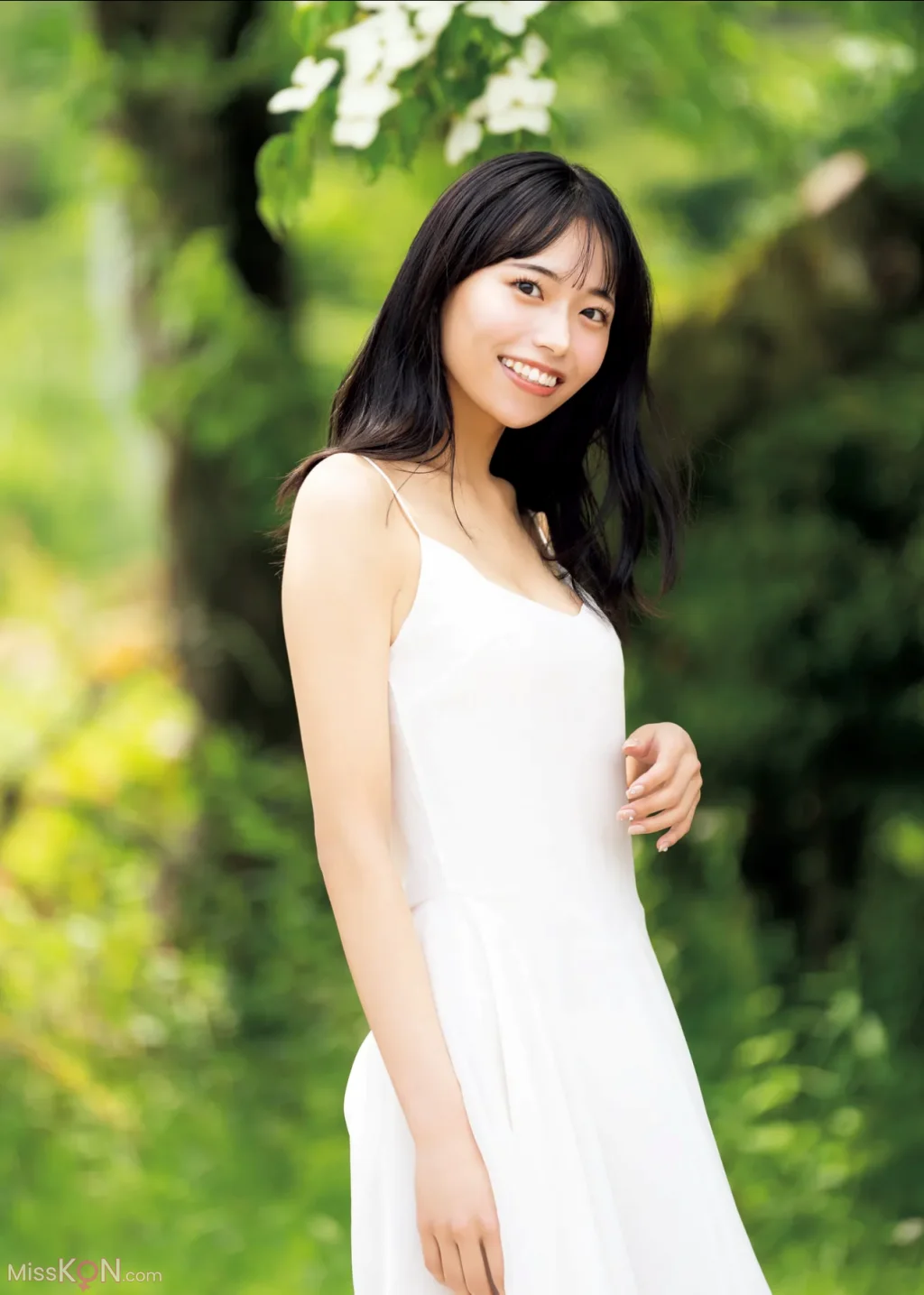 [JP] 中西花: FRIDAY GOLD プレミアムな初水着 (12 photos + 1 video)