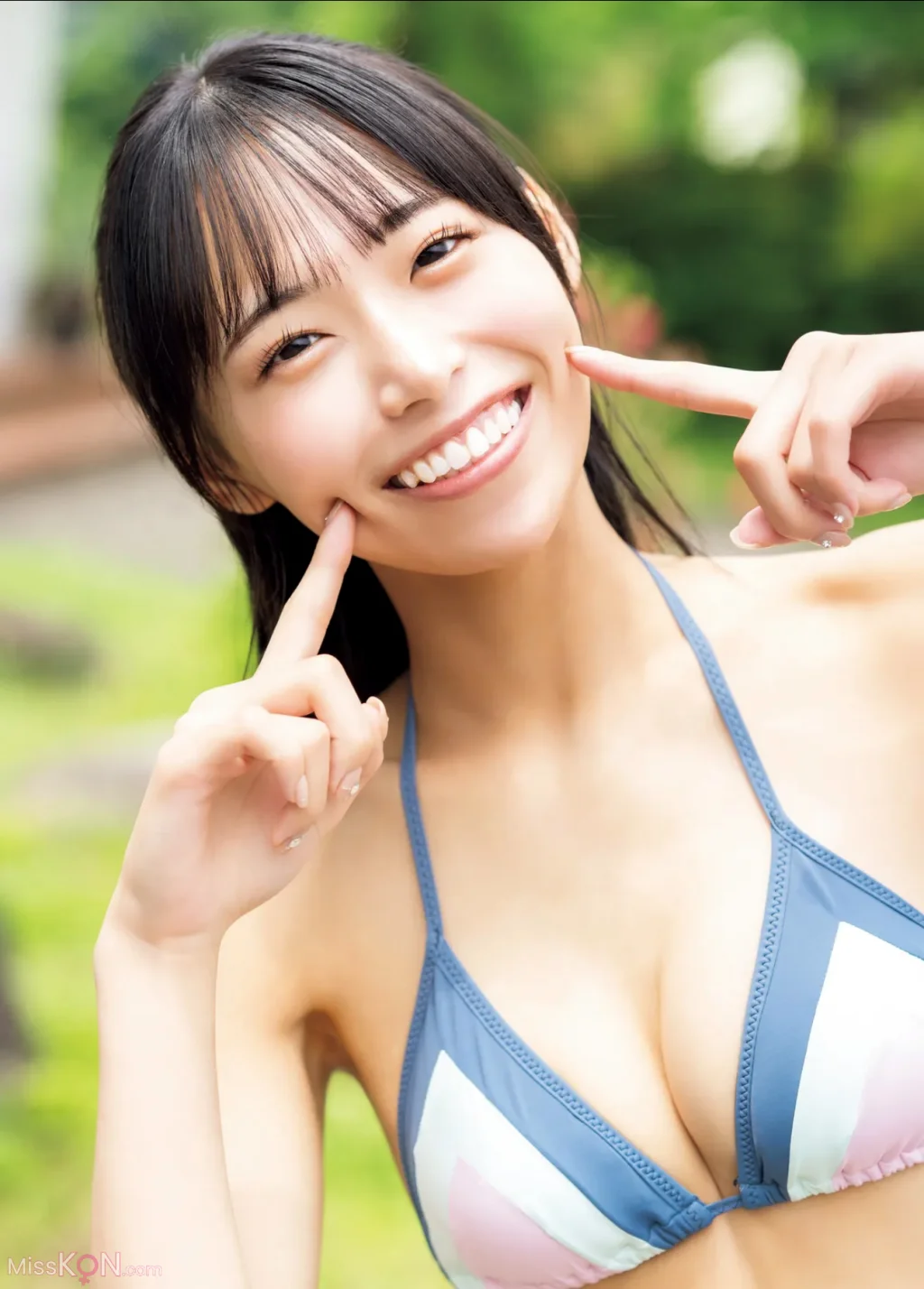 [JP] 中西花: FRIDAY GOLD プレミアムな初水着 (12 photos + 1 video)