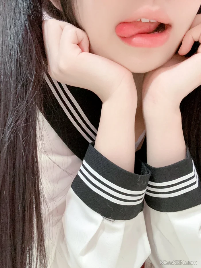 Xiaowen_5200(小温): 雙馬尾白虎蘿莉福利訂閱 (49 photos + 52 videos)