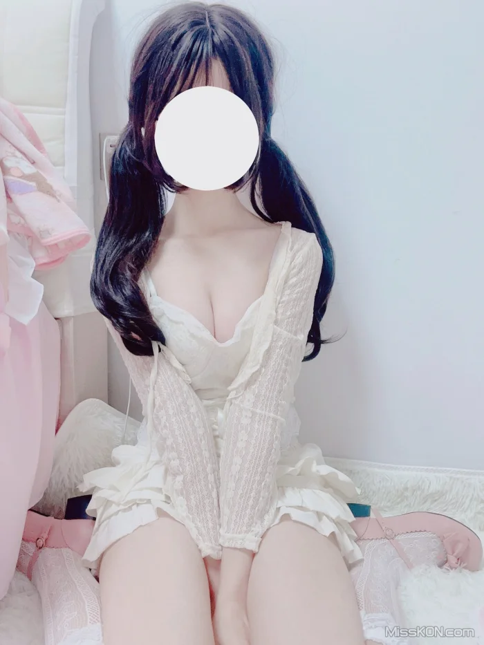 Xiaowen_5200(小温): 雙馬尾白虎蘿莉福利訂閱 (49 photos + 52 videos)