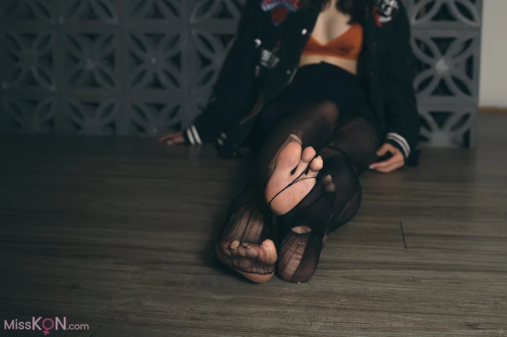 [Limerence原创] No.008: 性感妹子近距离撕扯黑丝袜 (199 photos + 1 video) – Page 2
