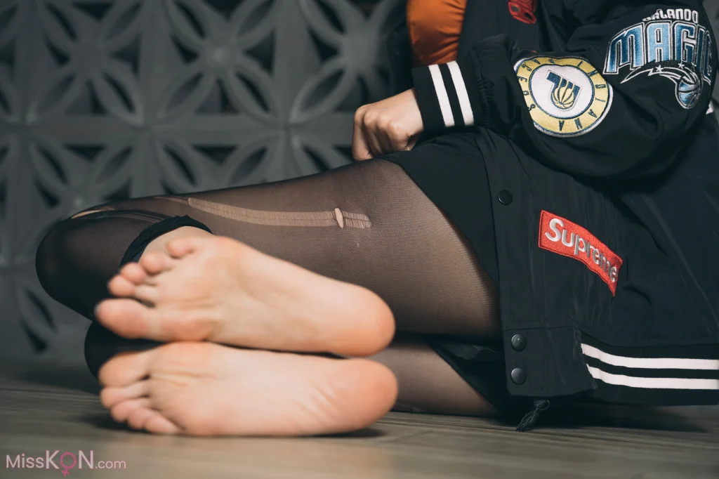 [Limerence原创] No.008: 性感妹子近距离撕扯黑丝袜 (199 photos + 1 video) – Page 3
