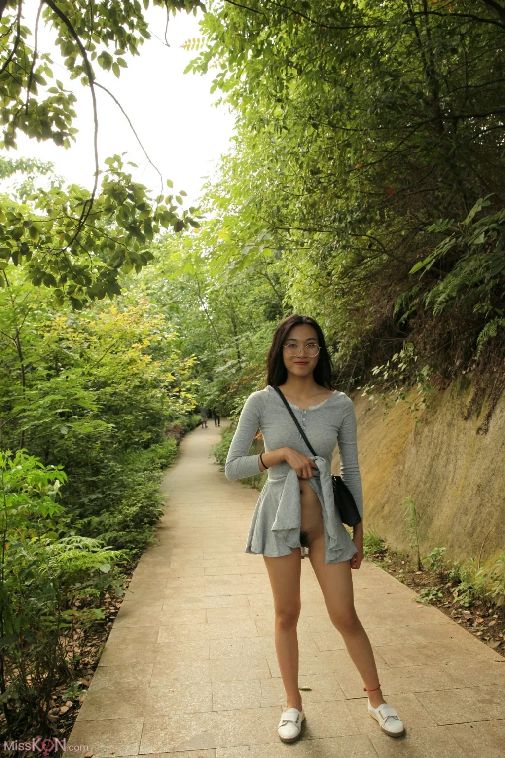 [Private Photoshoot] 芳芳: 长腿御姐户外 全尺度私拍 (197 photos + 1 video)