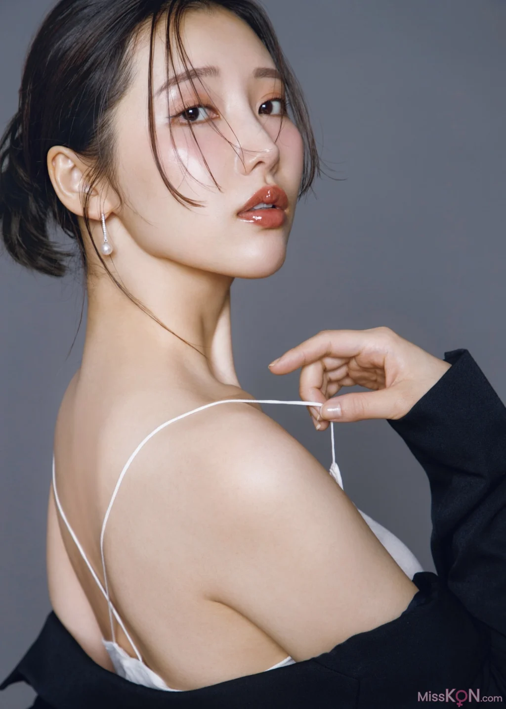 [JP] Kanon Shizaki (志崎樺音): 1st写真集 unplugged (117 photos) – Page 2