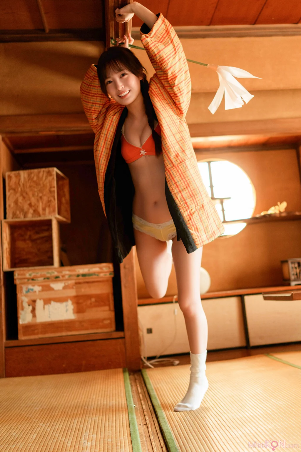 [JP] Yura Yura (由良ゆら): 発光体 ENTAME36℃デジタル写真集 (40 photos)