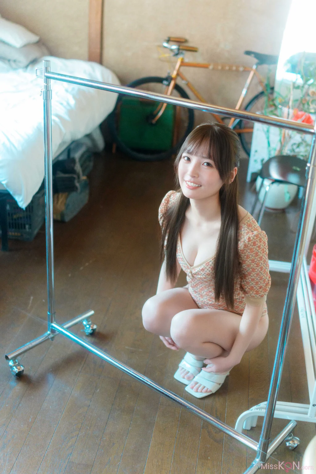 [JP] Yura Yura (由良ゆら): 発光体 ENTAME36℃デジタル写真集 (40 photos)