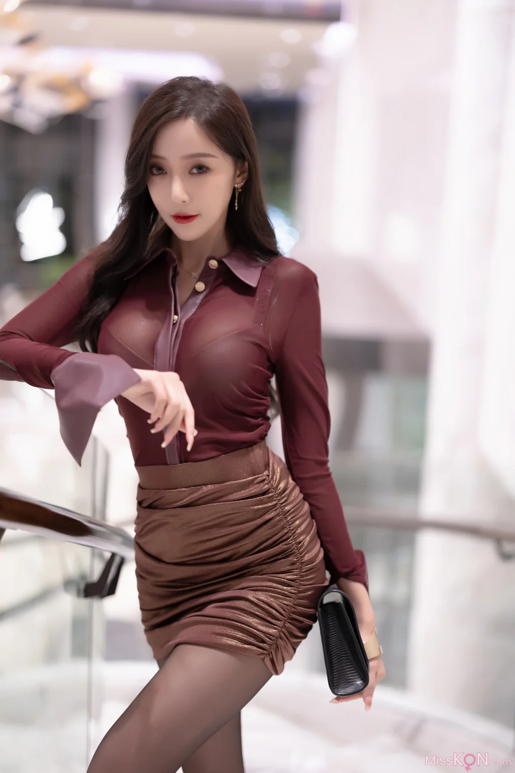 [内购无水印] 王馨瑶Yanni: 秀人网模特 暗红网纱透视i御姐装 (110 photos)