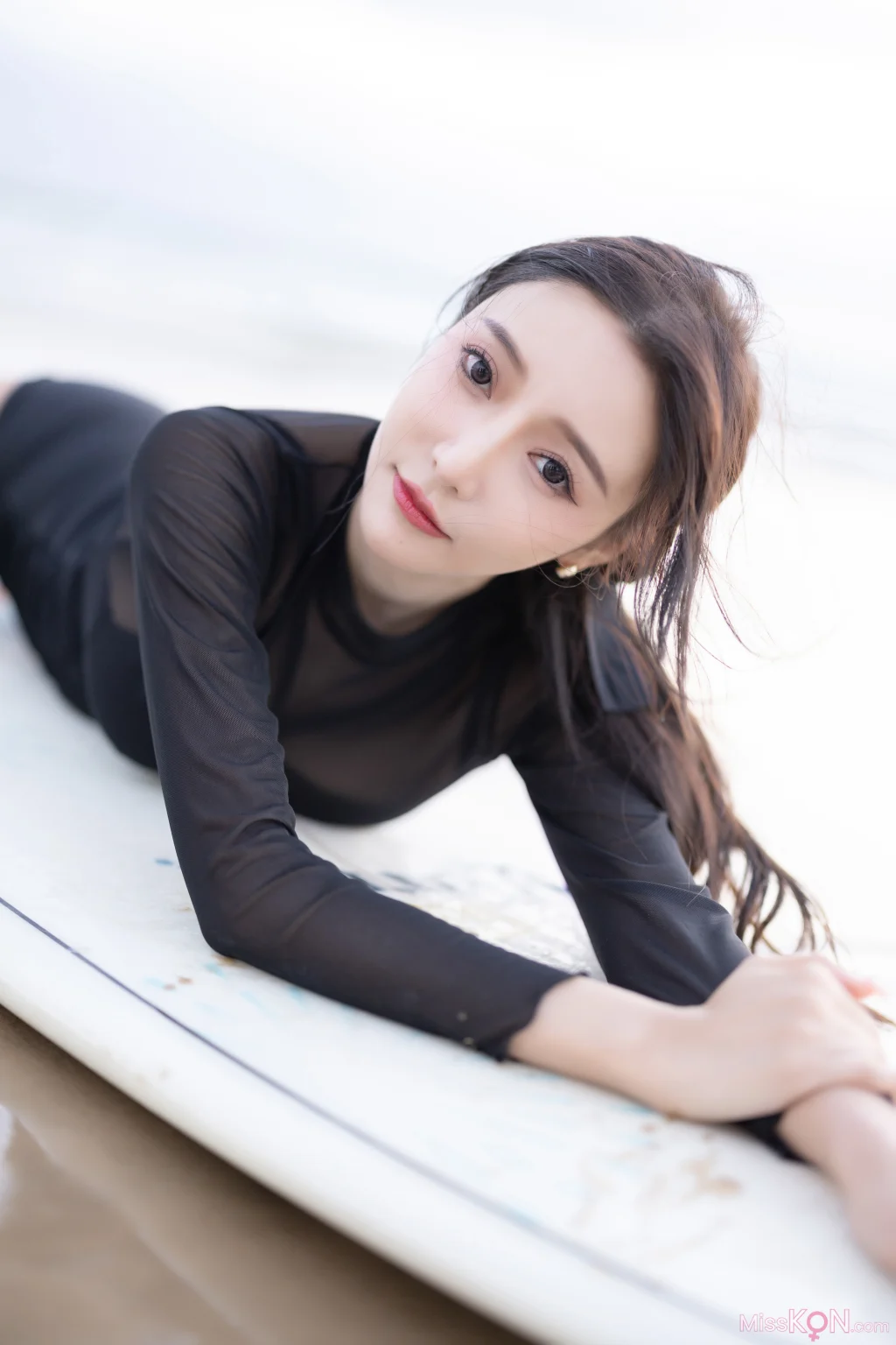 [内购无水印] 王馨瑶Yanni: 秀人网模特 钓鱼黑色冲浪泳衣 (97 photos)