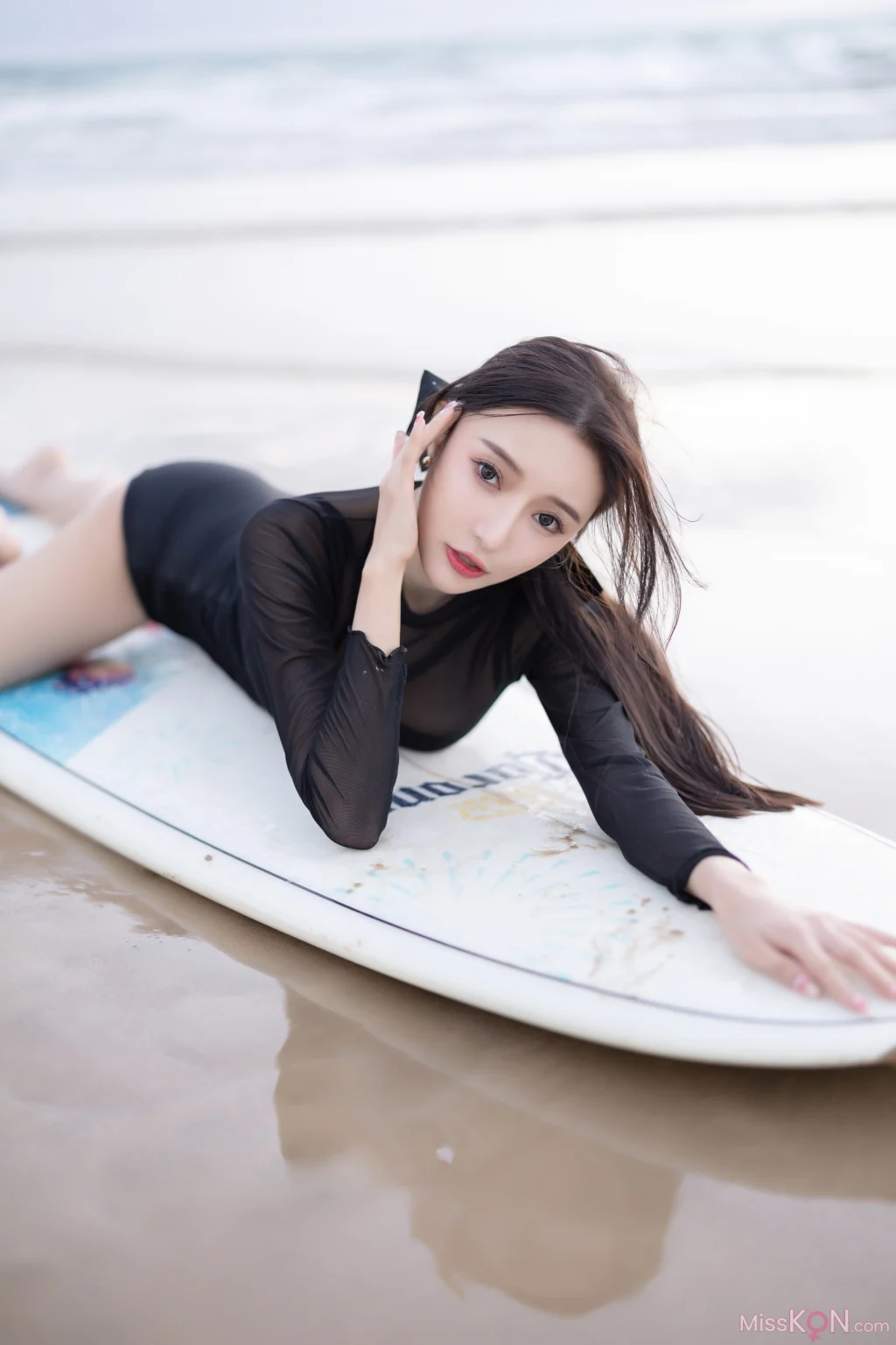 [内购无水印] 王馨瑶Yanni: 秀人网模特 钓鱼黑色冲浪泳衣 (97 photos)