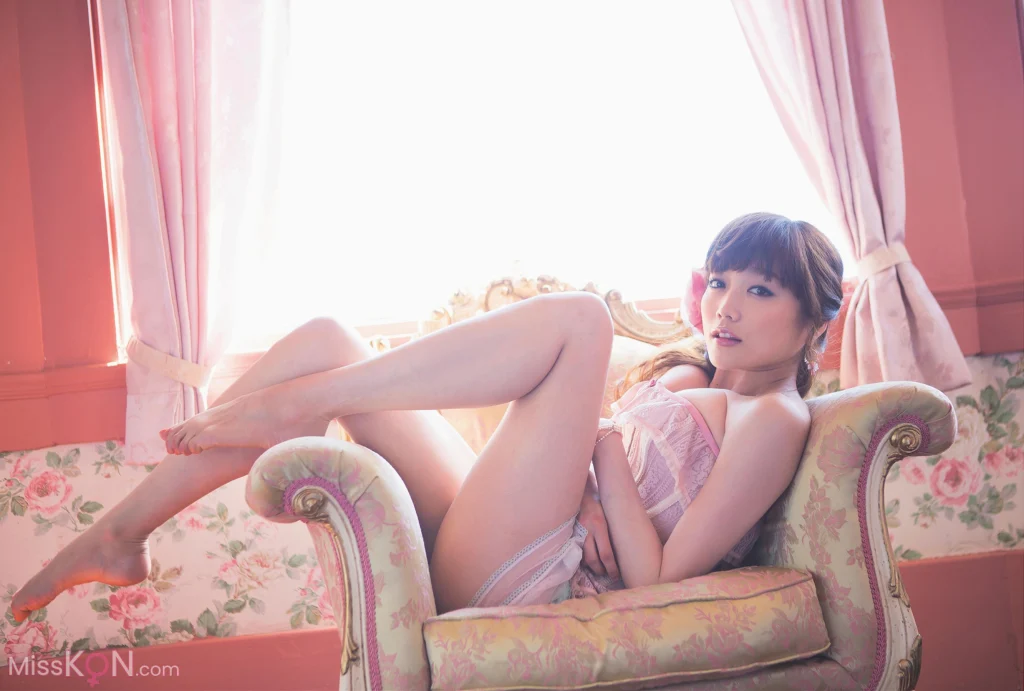 [JP] Eriko Sato (佐藤江梨子): 写真集 es (55 photos)