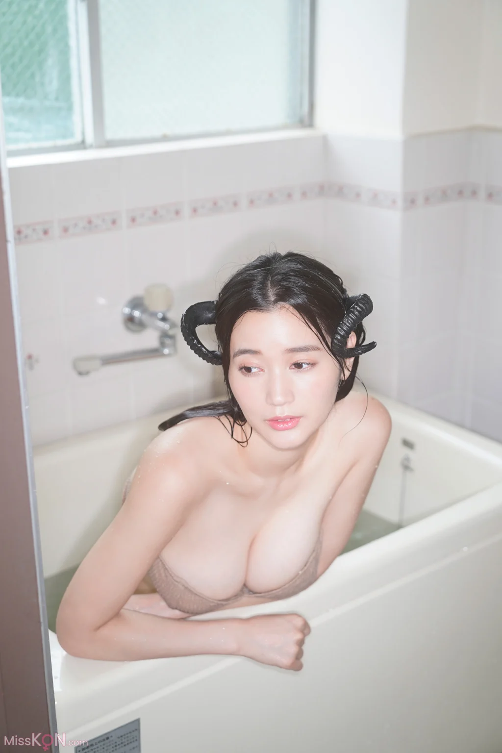[JP] Arisa Deguchi (出口亞梨沙): FLASHデジタル写真集 ある日、サキュバスが住みついた。 (116 photos) – Page 2