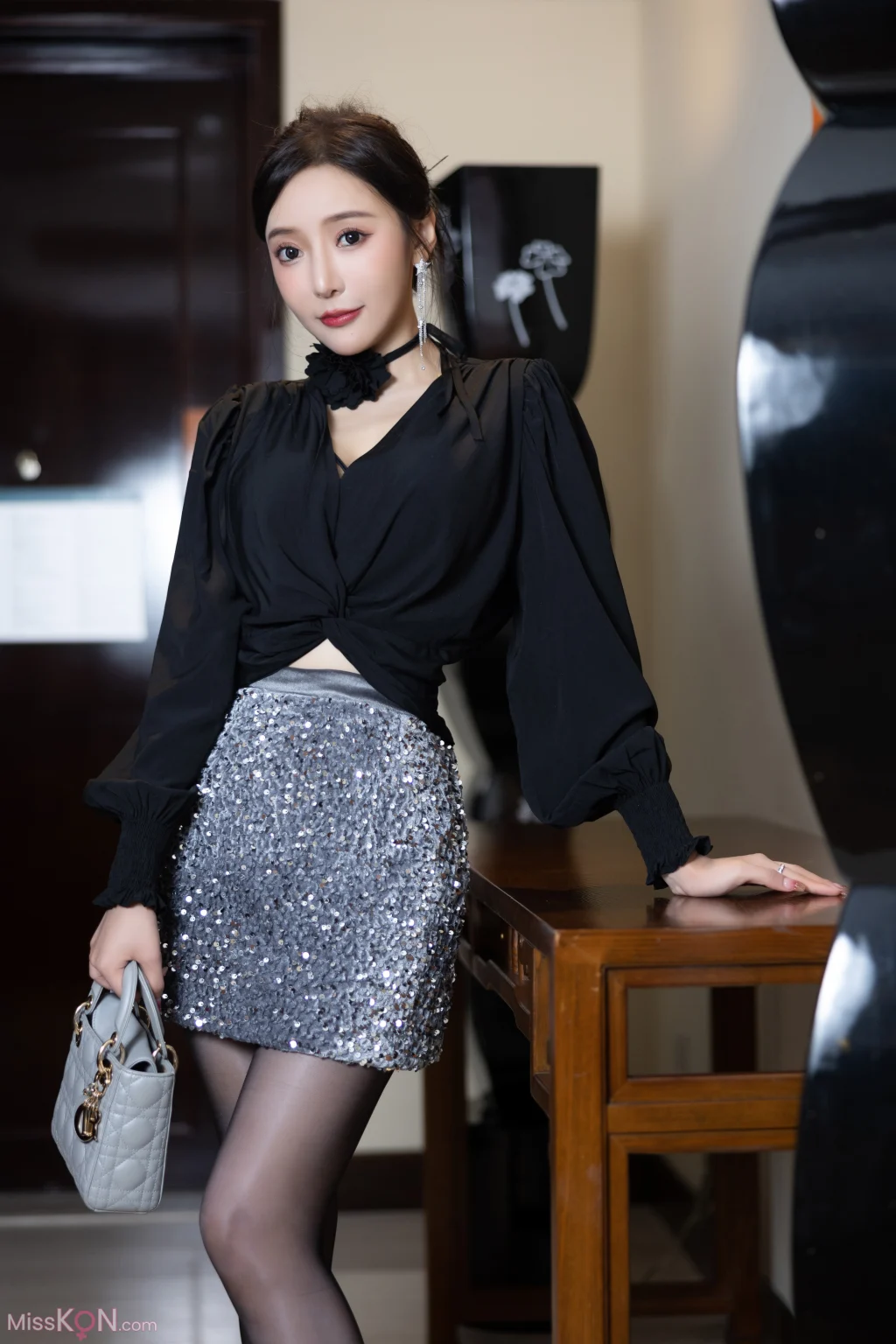 [内购无水印] 王馨瑶Yanni: 秀人网模特 钓鱼黑色上衣闪闪裙 (90 photos)