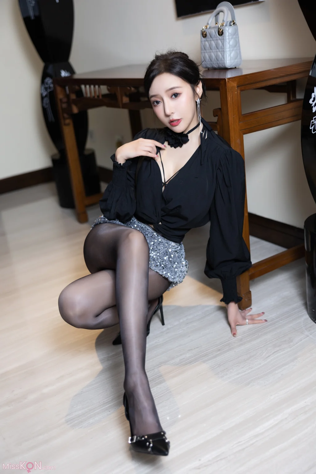 [内购无水印] 王馨瑶Yanni: 秀人网模特 钓鱼黑色上衣闪闪裙 (90 photos)