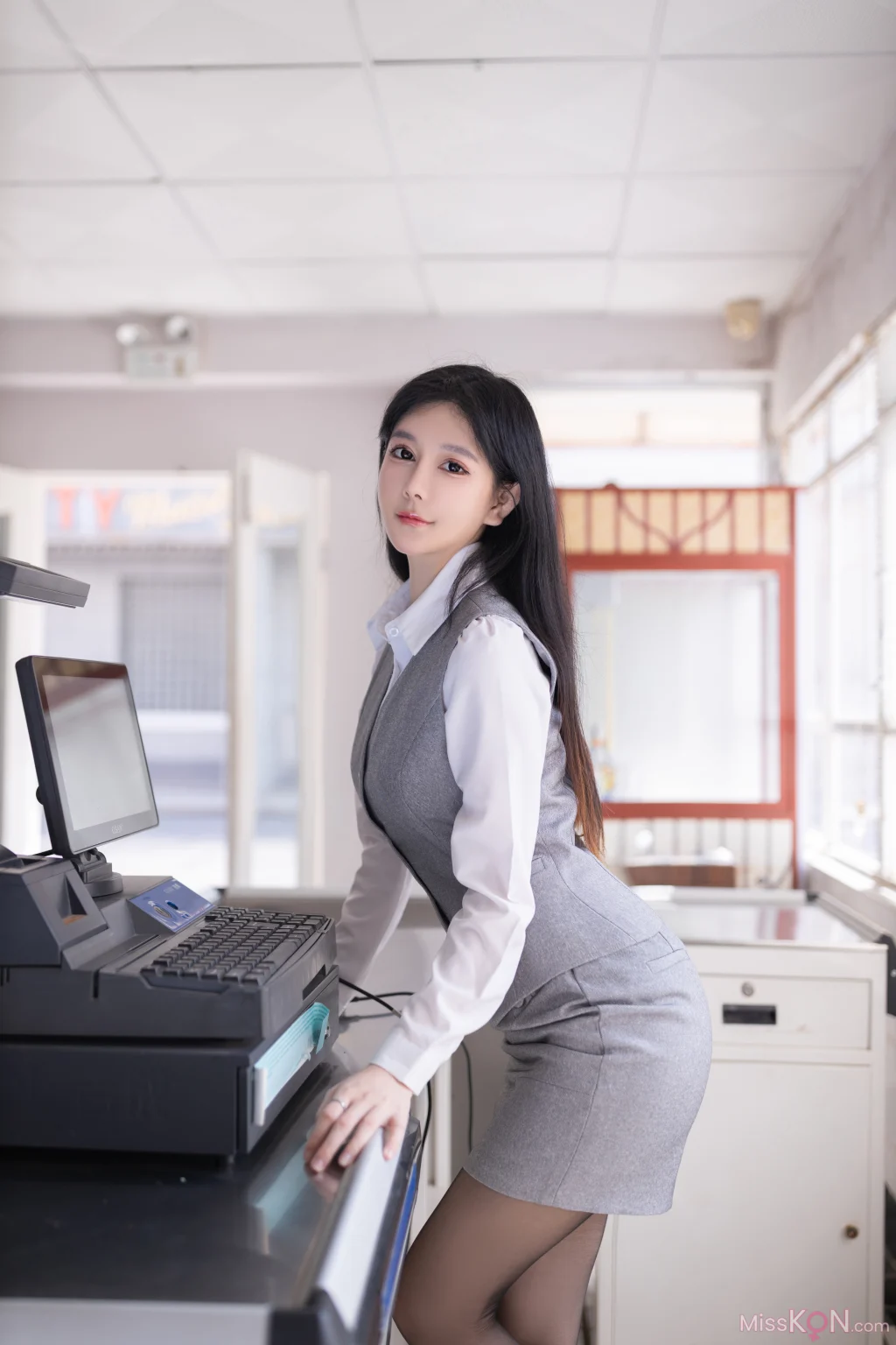 [内购无水印] 谢小蒽: 秀人网模特 便利店新星 (100 photos)