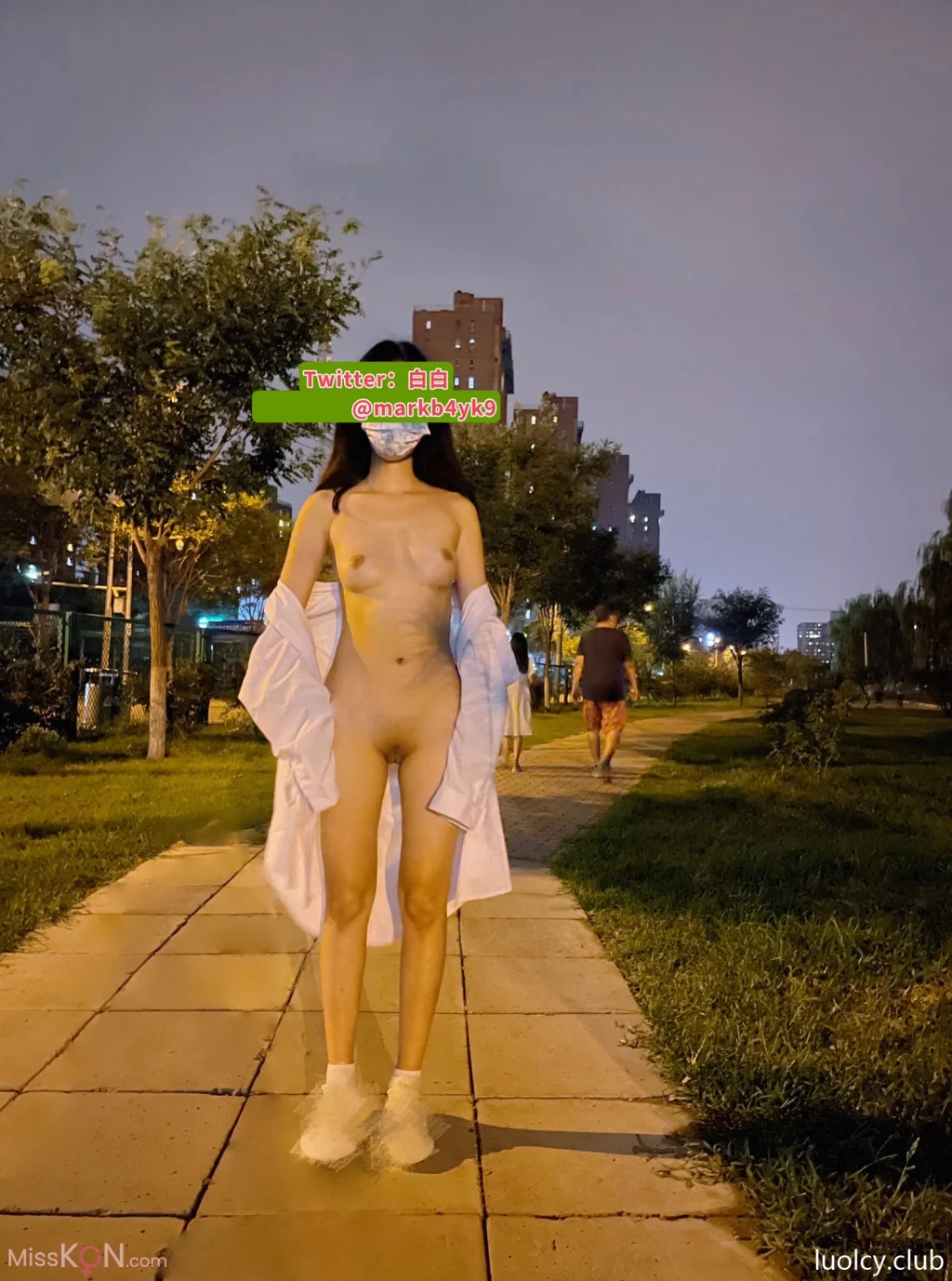 [OtherXXX] Eeee_kram: 白虎小萝莉 人前露出私拍福利 (126 photos + 20 videos)