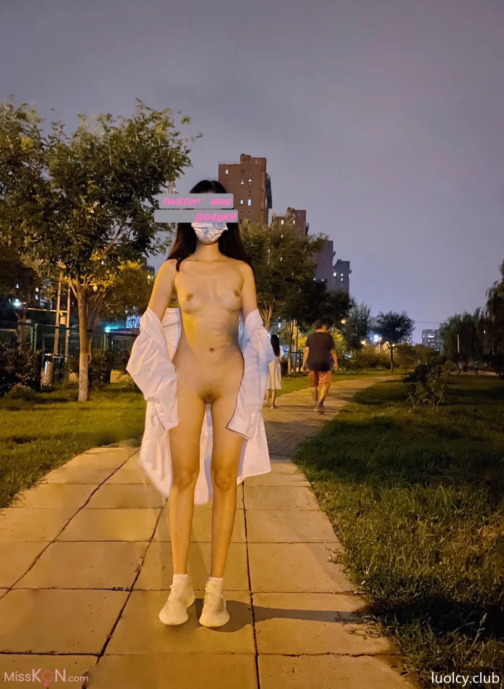 [OtherXXX] Eeee_kram: 白虎小萝莉 人前露出私拍福利 (126 photos + 20 videos)