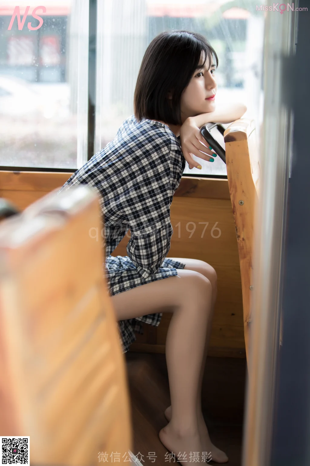 [NS纳丝摄影] No.012: YOM公交站肉丝女神 (33 photos)