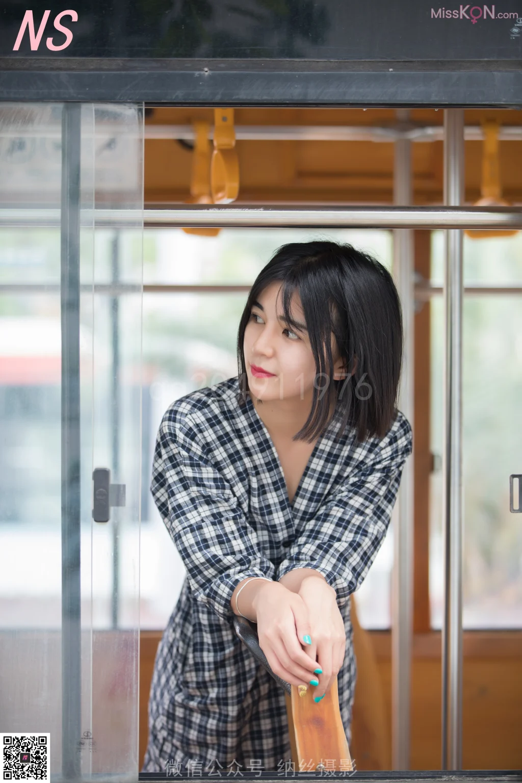 [NS纳丝摄影] No.012: YOM公交站肉丝女神 (33 photos)