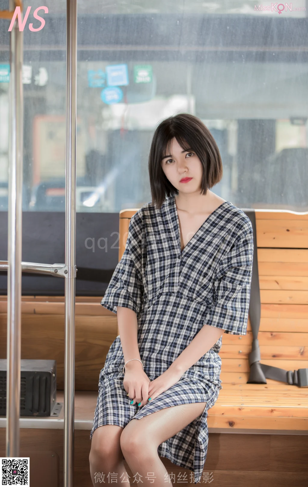 [NS纳丝摄影] No.012: YOM公交站肉丝女神 (33 photos)
